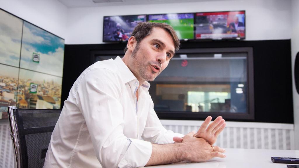 Rafa Latorre en los estudios de Onda Cero.