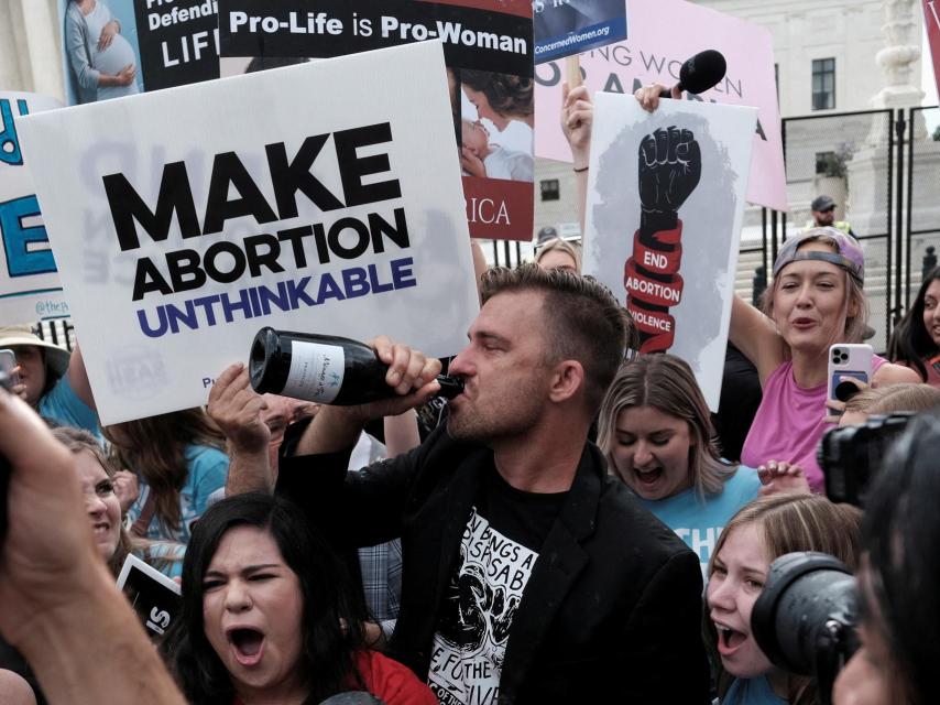 Manifestantes antiabortistas celebran la decisión del Tribunal Supremo este viernes en Washington.