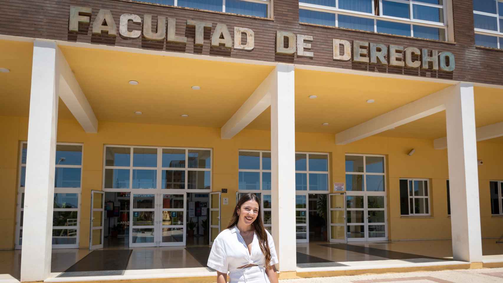 María Figueroa, en la entrada de la Facultad de Derecho.