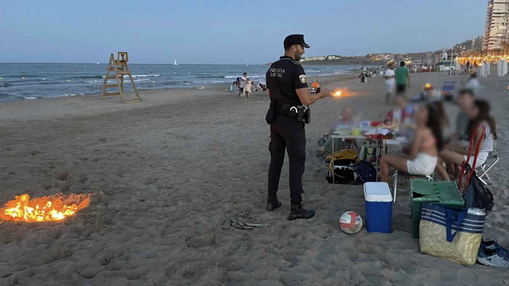Un agente de la Policía Local en la playa El Postiguet de Alicante este jueves por la noche.