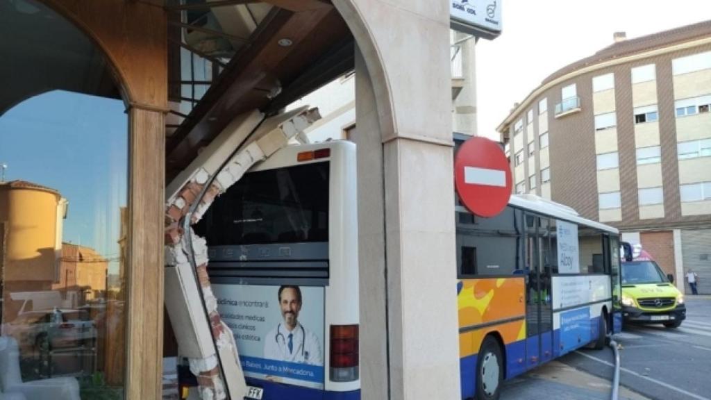 Así quedó el bus, empotrado contra un arco que da a una tienda de muebles.