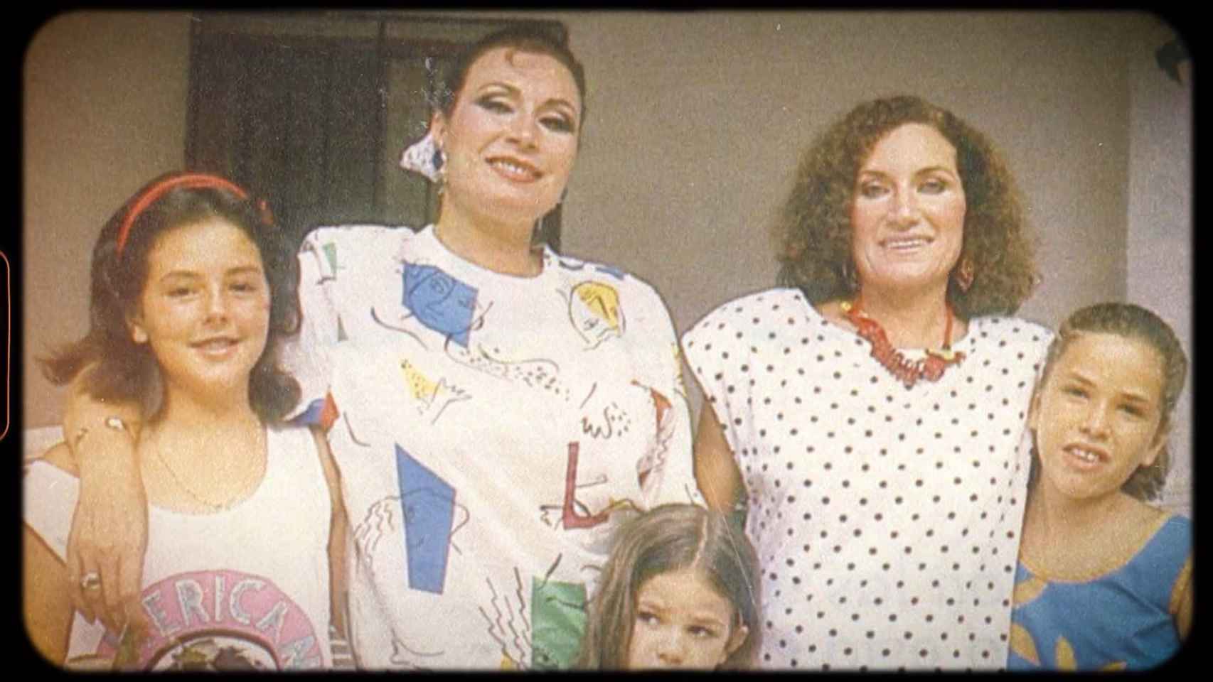 Rocío Jurado y Gloria Mohedano junto a sus respectivas hijas en una imagen de archivo mostrada en la docuserie.