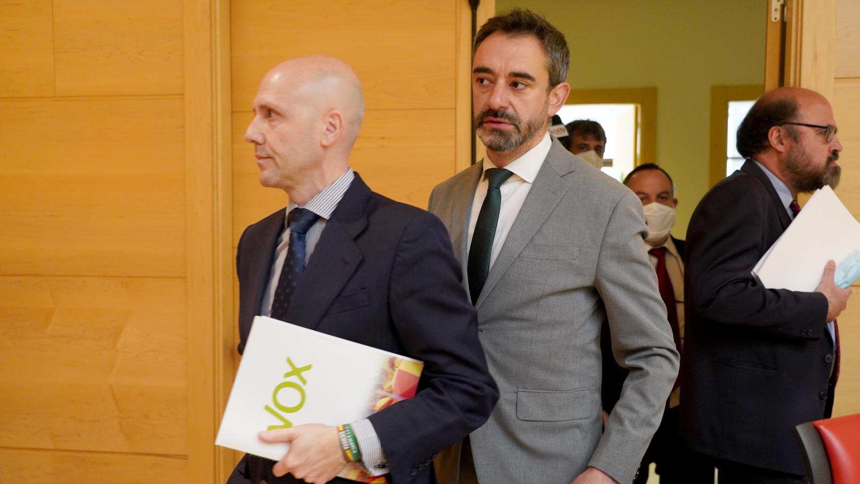 David Hierro y Carlos Menéndez (Vox) a su llegada a la reunión de la Junta de Portavoces de las Cortes