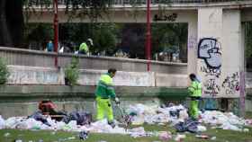 Brigadas del Ayuntamiento de León recogen la basura acumulada tras la Noche de San Juan