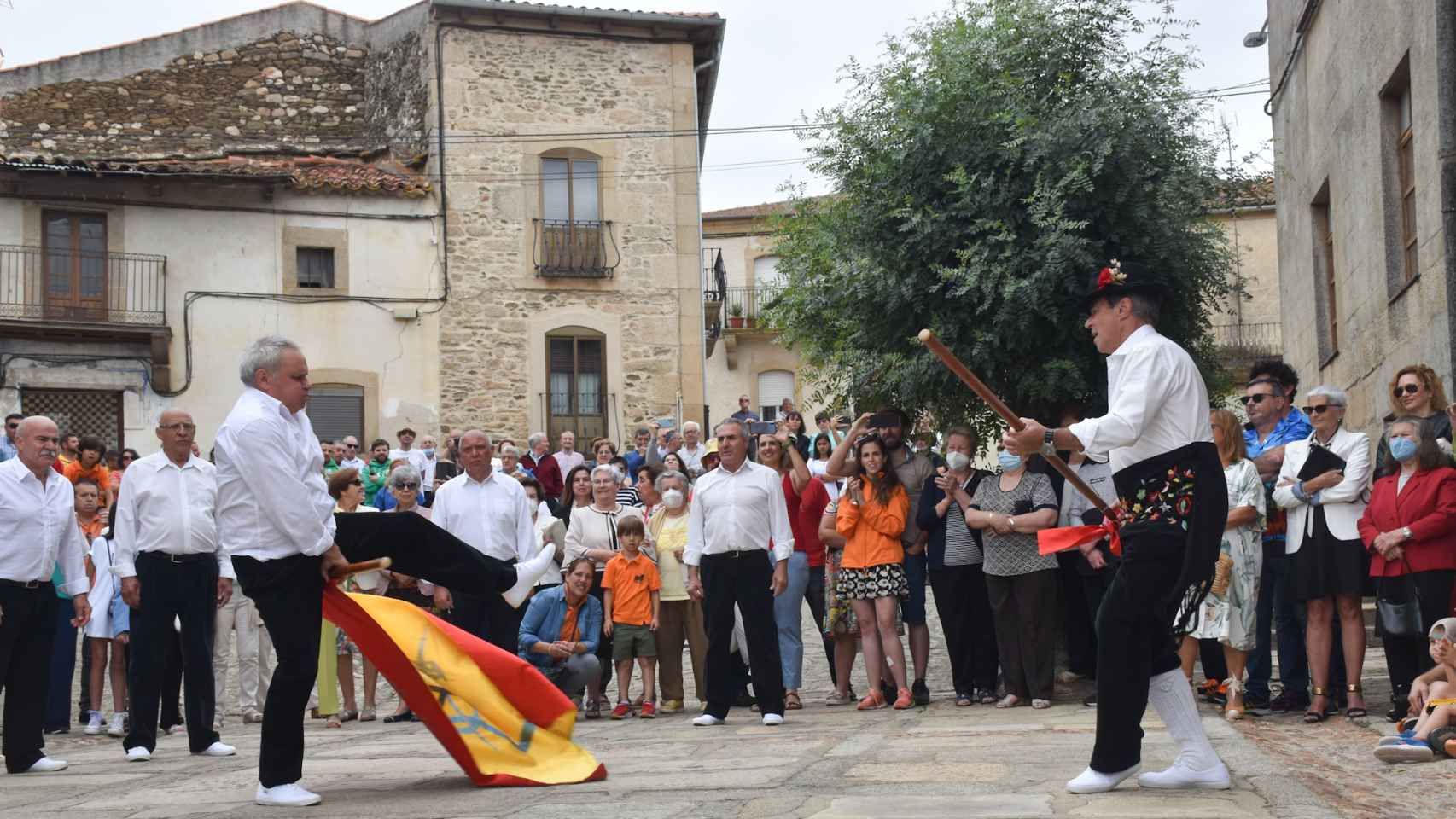 Imágenes de las fiestas de San Juan en Hinojosa de Duero con el 'echado' de la bandera y encierro