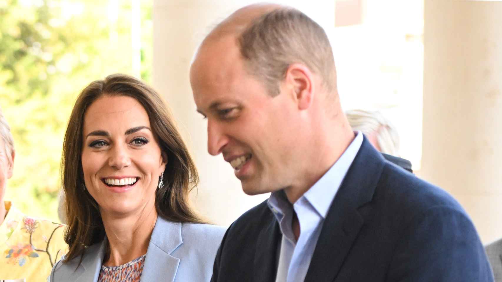 El príncipe Guillermo y Kate Middleton han presentado su primer retrato de pareja.