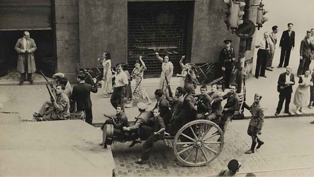 Mujeres saludando a los milicianos que regresan de Carabanchel. / Archivos Estatales