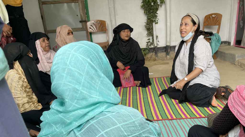 Razia Sultana, defensora de los refugiados rohinyás, durante un encuentro.