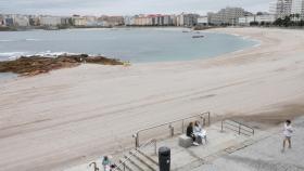 La playa de Riazor tras la recogida de basura por parte de los equipos de limpieza.