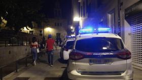 Dos vehículos de la Policía Local en el parque de las Mercedes, en Ourense.