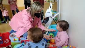 Fabiola García visita una escuela infantil en Teo.