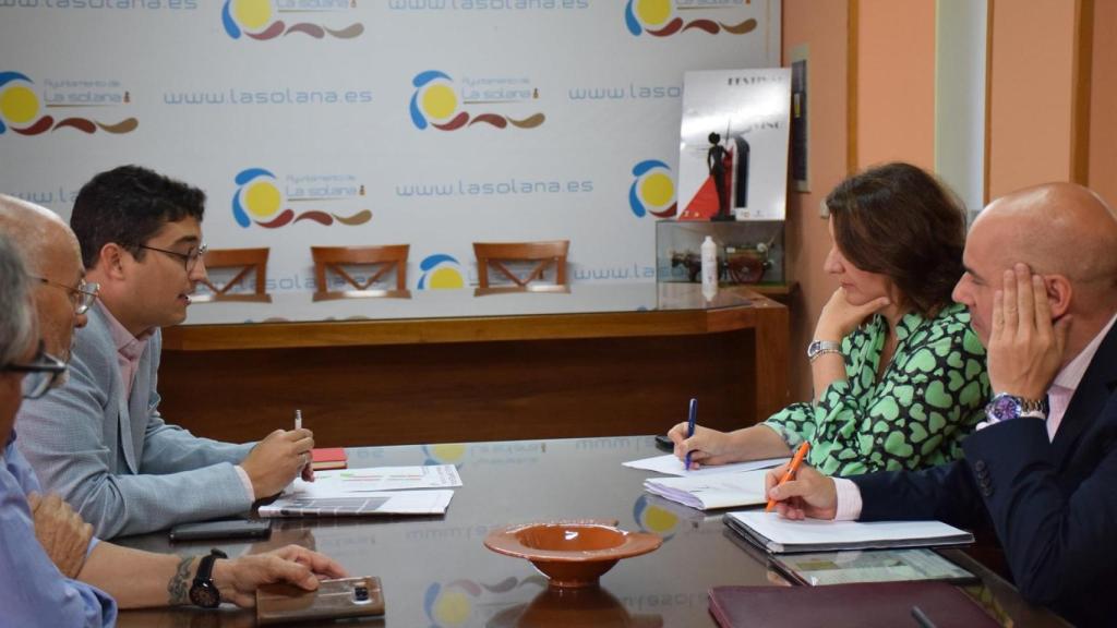 Reunión entre la consejera de Economía, Empresas y Empleo, Patricia Franco, y el alcalde de La Solana, Eulalio Díaz-Cano.