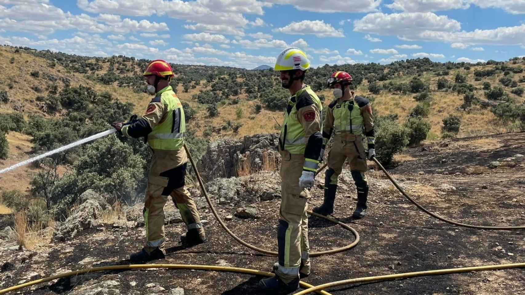 Varios bomberos del Ayuntamiento de Toledo trabajando en la zona del incendio. Imagen del Facebook oficial del cuerpo.
