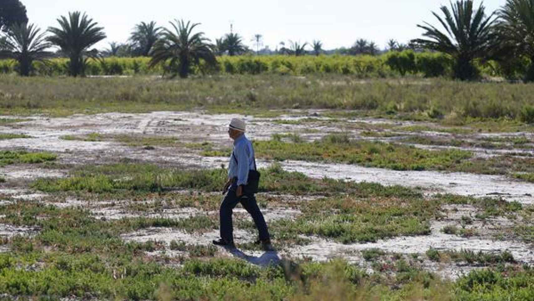 Marco Antonio Rovira Hernández, que visitaba el campo en su día, camina por lo que a día de hoy son los terrenos salinos donde se ubicaba el campo de concentración.