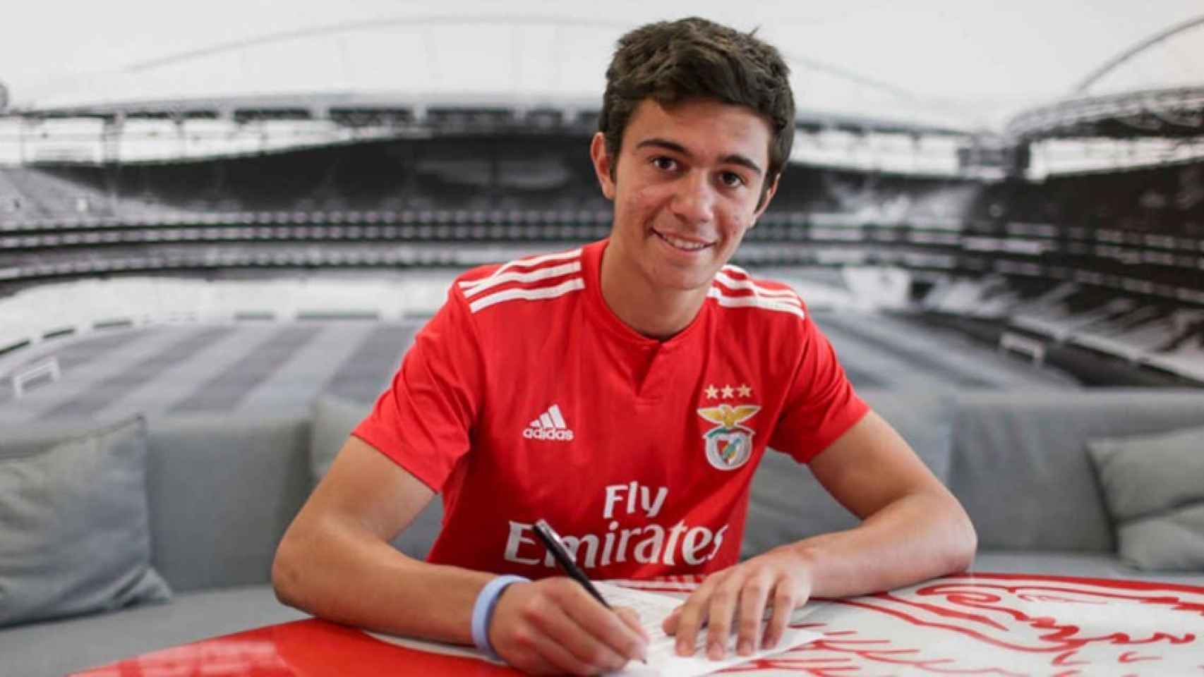Henrique Araújo firma su contrato con el Benfica