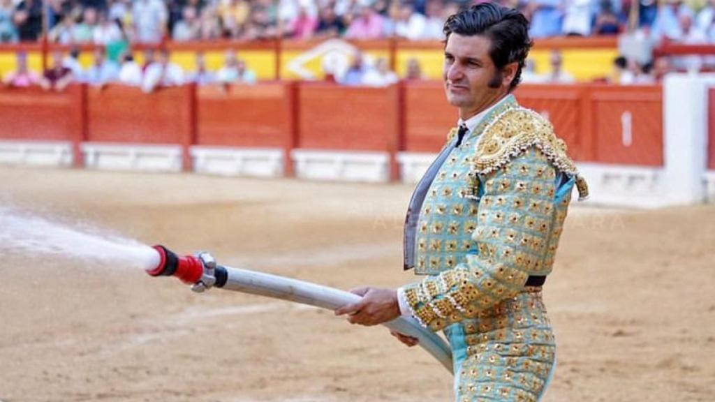 Morante, con la manguera refrescando el albero alicantino.