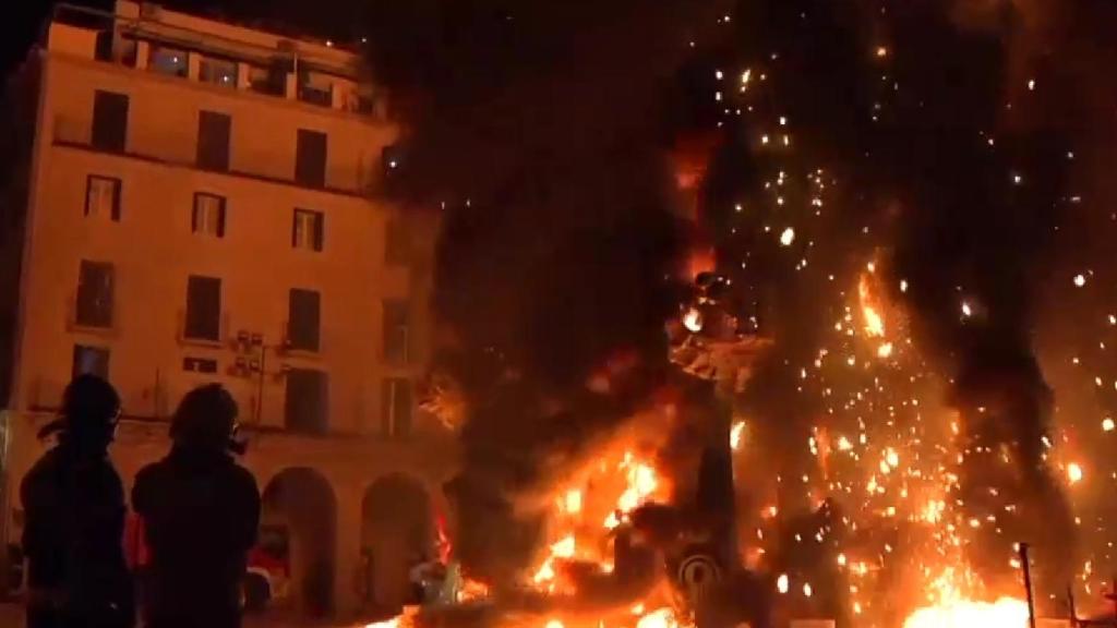 El fuego devora la Hoguera Oficial del Ayuntamiento de Alicante.