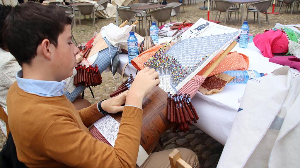 Encuentro de encajeras de bolillos, dentro de las fiestas de San Juan y San Pedro de León