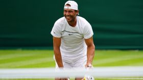 Rafa Nadal se ríe durante un entrenamiento en la central de Wimbledon