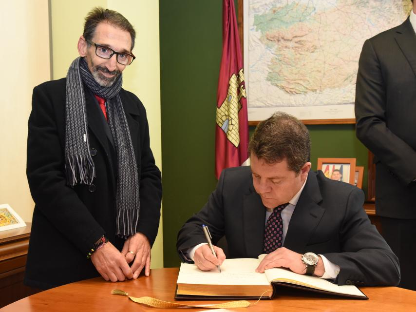 Jesús García, de pie en la imagen, en 2019 junto al presidente de Castilla-La Mancha, Emiliano García-Page.