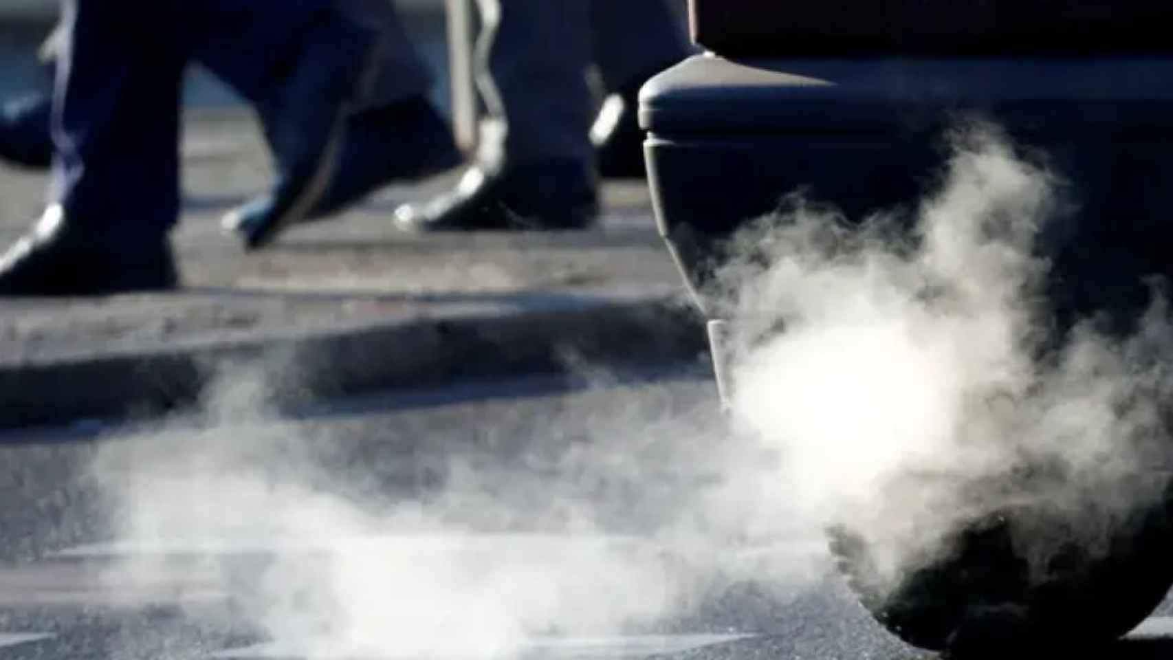 Imagen del humo contaminante de un coche
