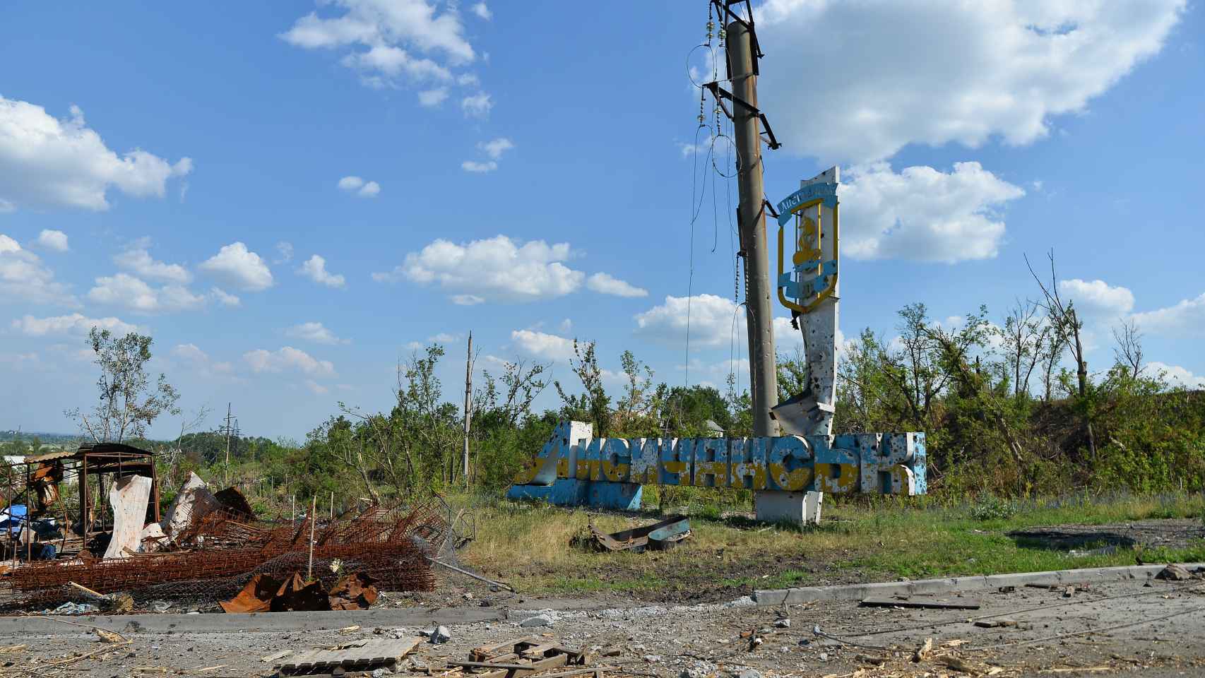 Destrucción causada por los combates en los alrededores de la ciudad de Severodonetsk, en Lugansk.