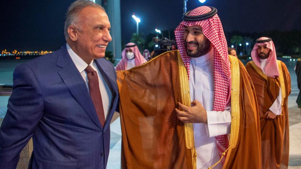 Mohamed bin Salman en una reunión este sábado con el primer ministro de Irak, Mustafa Al-Kadhimi.