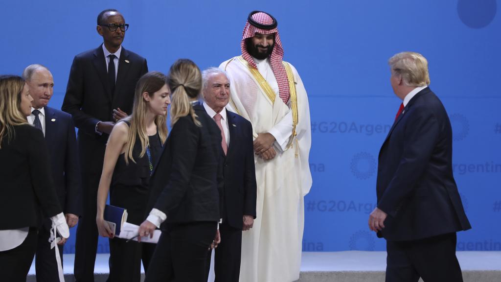 Mohamed bin Salman en la cumbre del G-20 en Buenos Aires. A su izquierda, Donald Trump. Y a su derecha, Vladimir Putin.