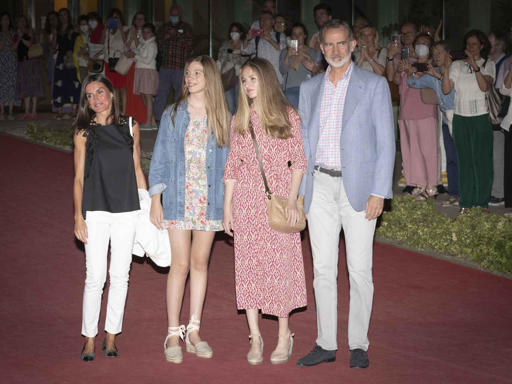 Los reyes de España, Felipe VI y Letizia, junto a sus hijas, Leonor y Sofía, saliendo de un teatro en 2022.