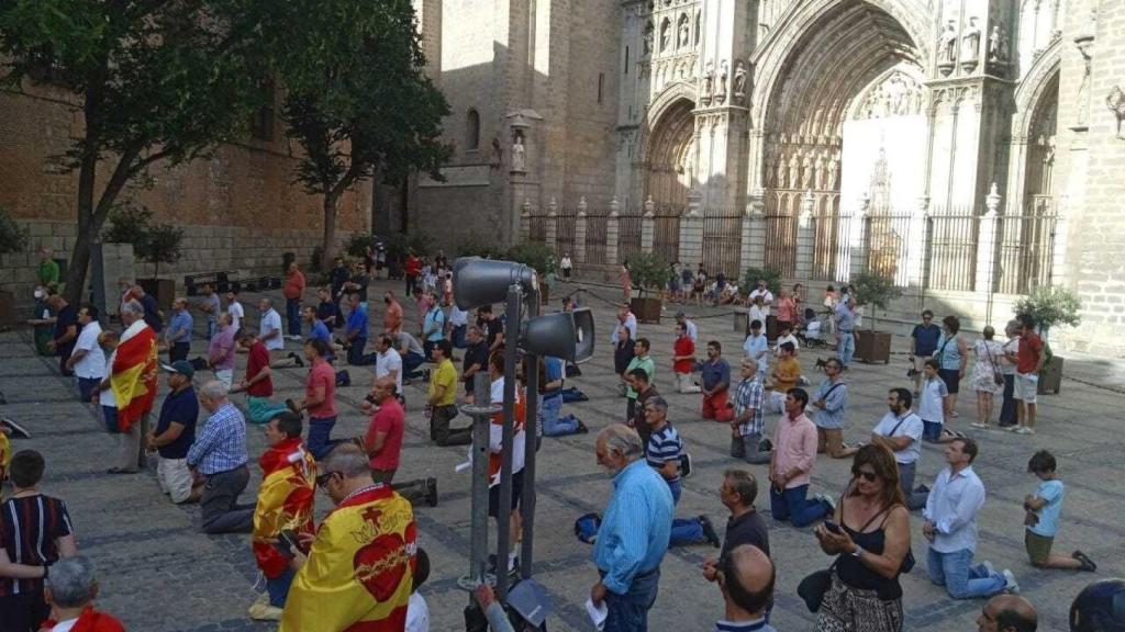 Rosario de hombres en Toledo