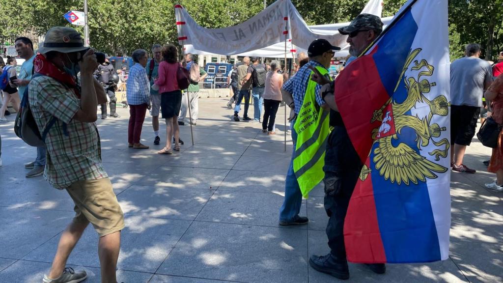 Un manifestante posa con la bandera de Rusia este domingo en Madrid.
