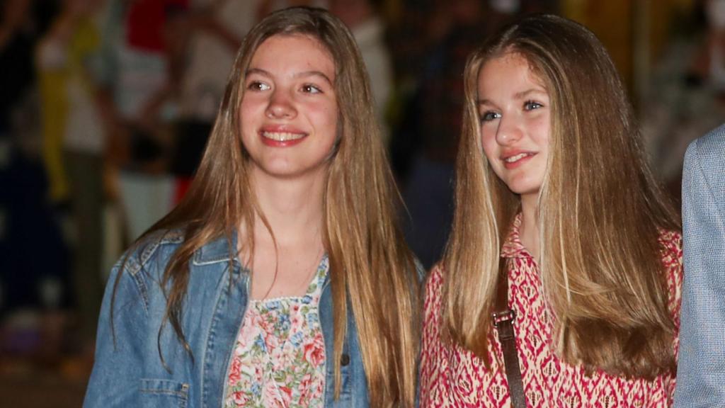 La infanta Sofía luciendo sonrisa junto a su hermana, Leonor, a la salida del teatro este pasado sábado 25 de junio.