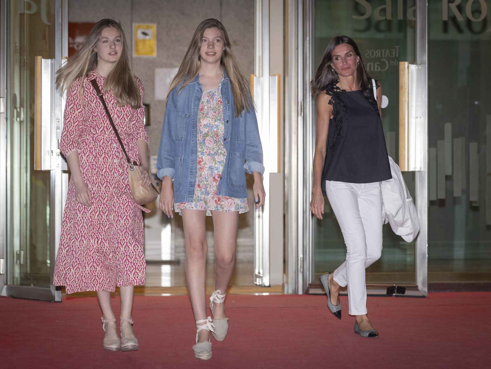 Sofía junto a su hermana Leonor y su madre, Letizia, en su última salida cultural este pasado sábado.