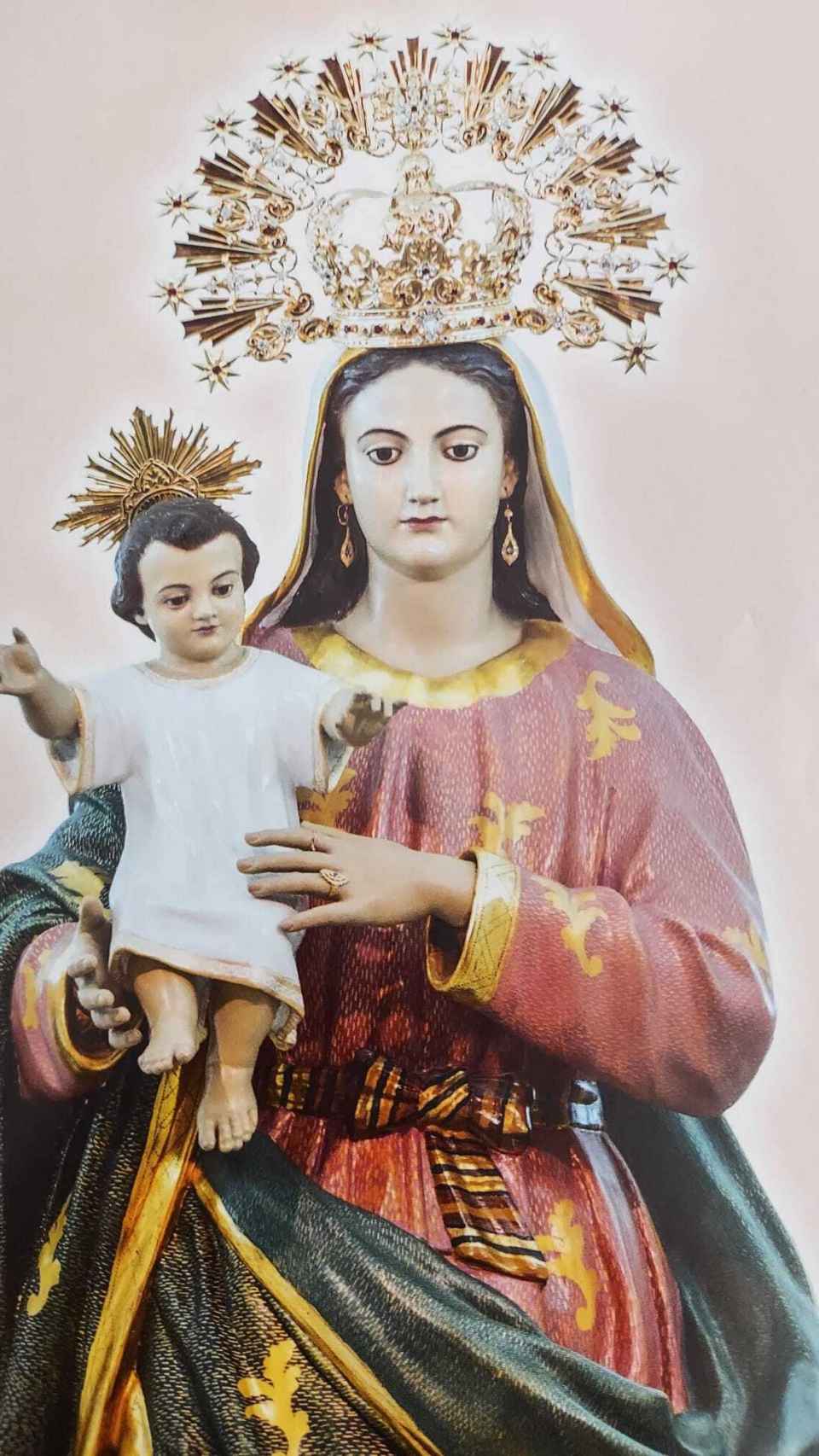 Imagen de la Virgen de las Maravillas en la iglesia de la pedanía murciana de Los Martínez del Puerto a la que robaron todas sus joyas.
