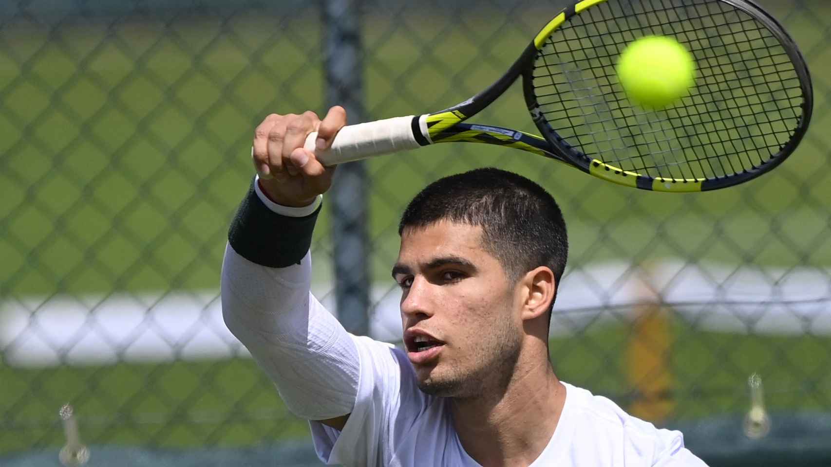 Carlos Alcaraz entrenando en Wimbledon.