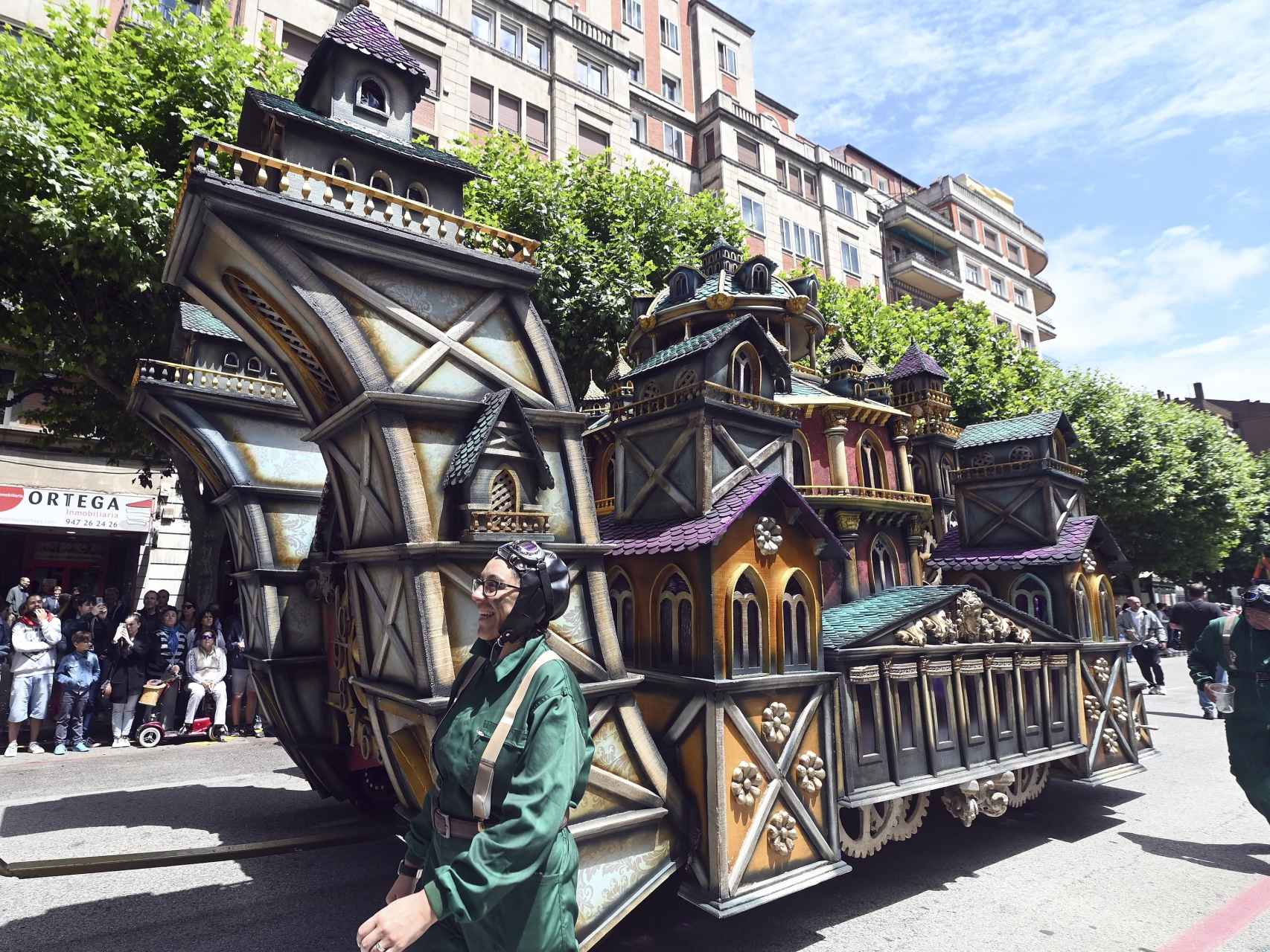 Una de las carrozas de la Cabalgata de las Fiestas de San Pedro y San Pablo de Burgos, este fin de semana.
