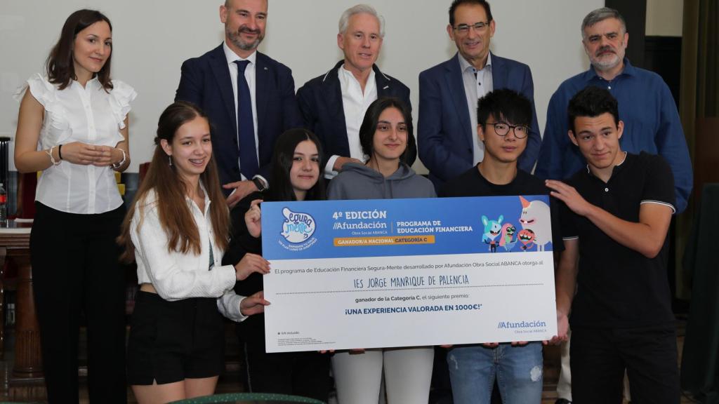 Parte de los alumnos del instituto Jorge Manrique de Palencia, ganadores del programa de educación financiera