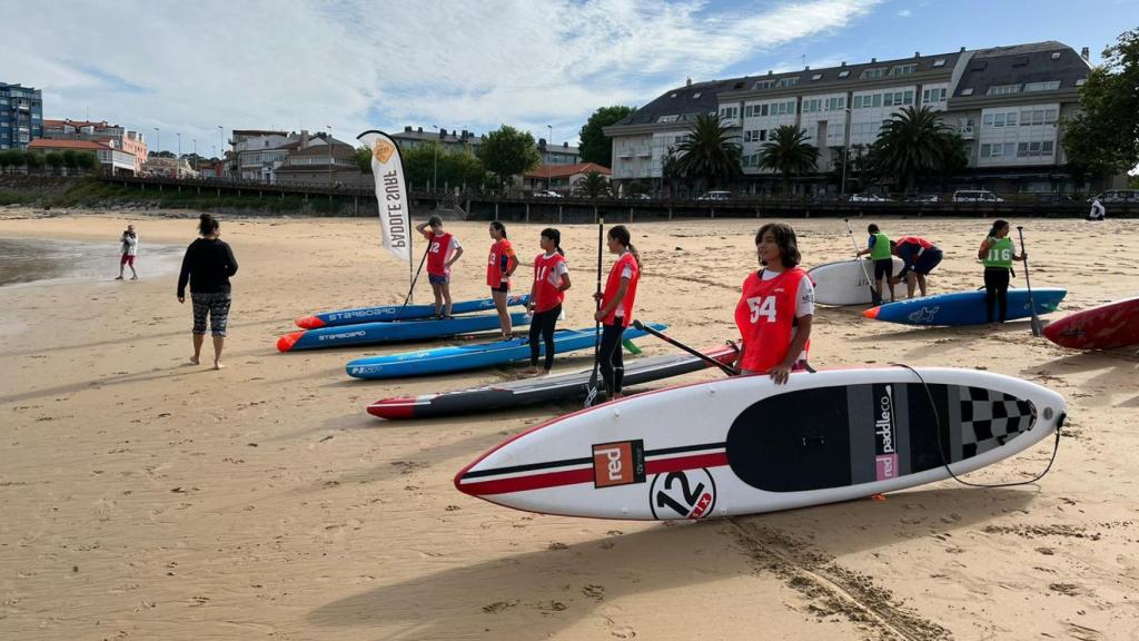 El paddle surf gallego se luce en el Mera SUP Festival con 70 surfistas de toda España