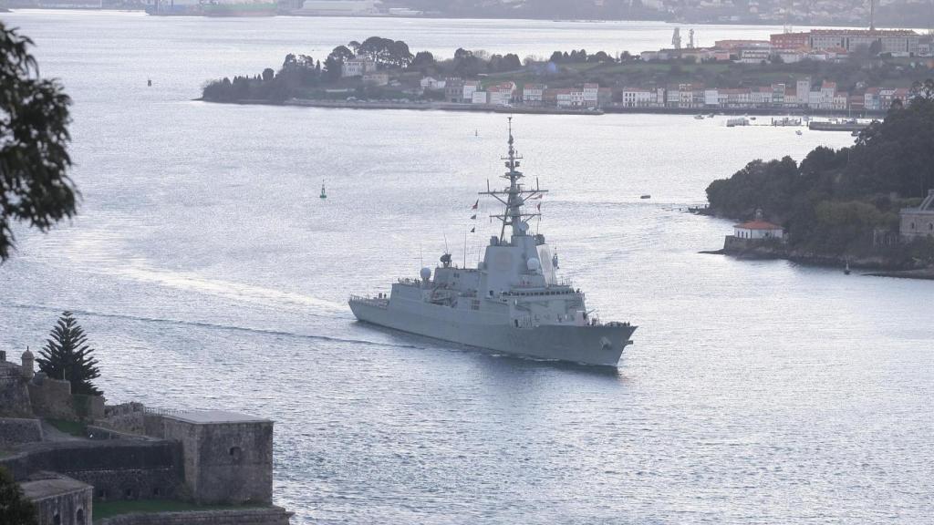 La fragata ‘Blas de Lezo’ zarpa desde Ferrol.