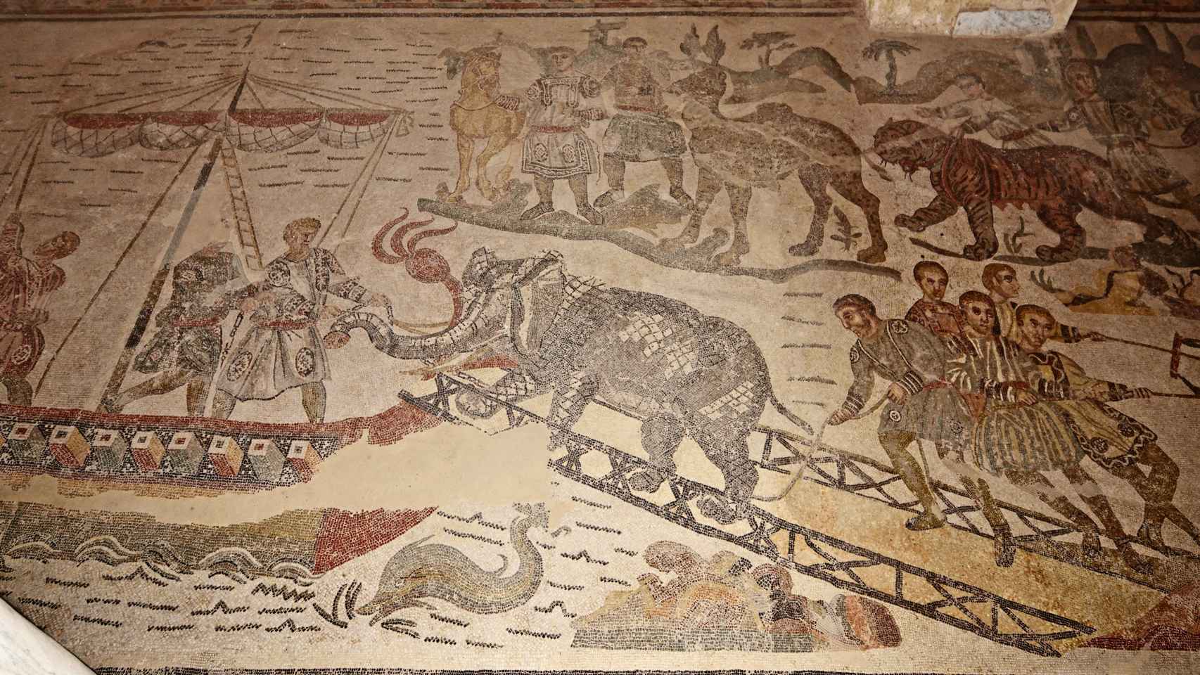 Mosaico de la villa del Casale (Sicilia), donde se recrea la embarcación de un elefante.