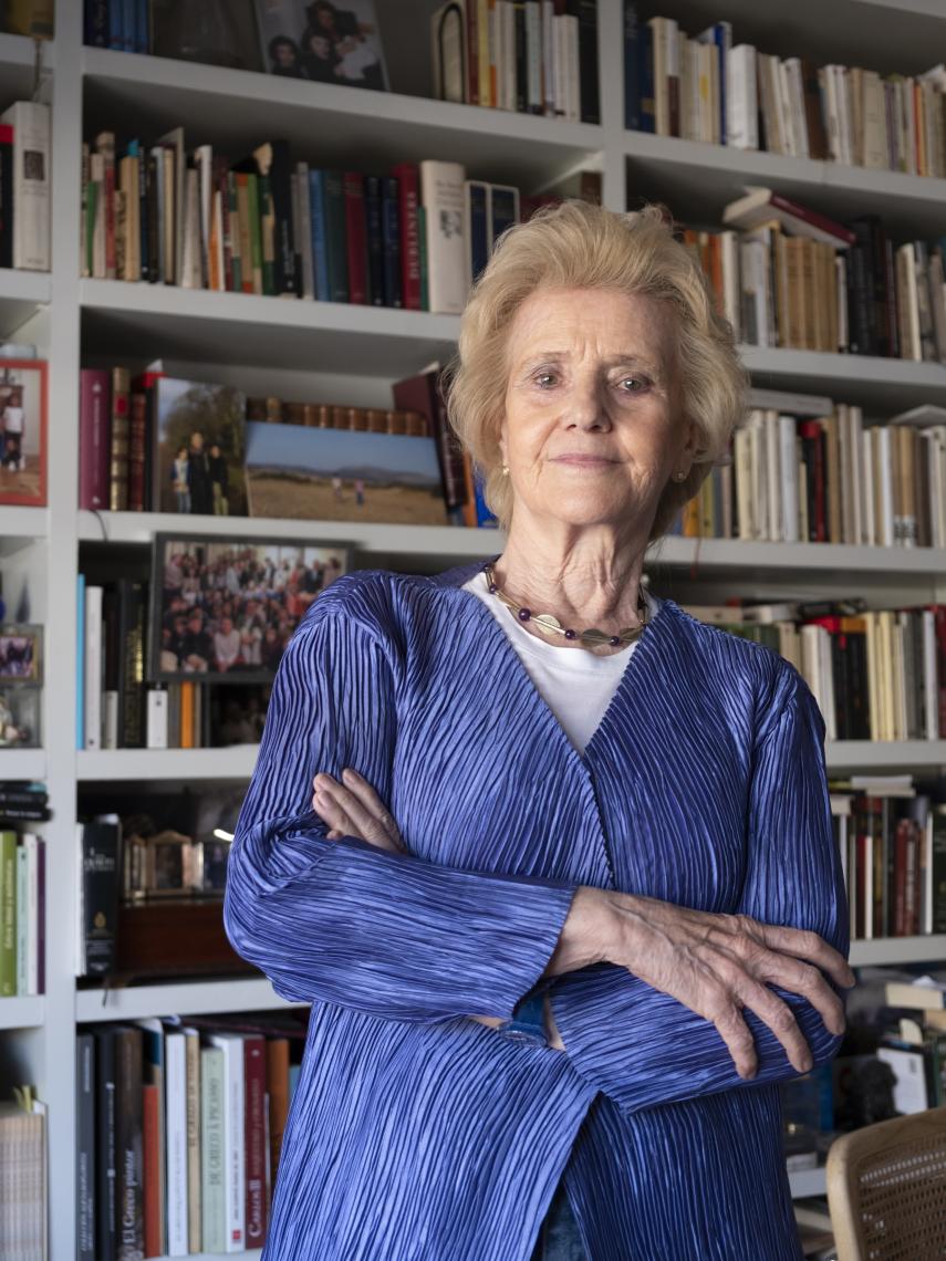 Soledad Becerril en su biblioteca.