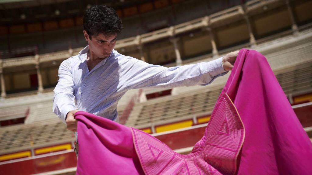 Nabil hace toreo de salón en la plaza de Pamplona.