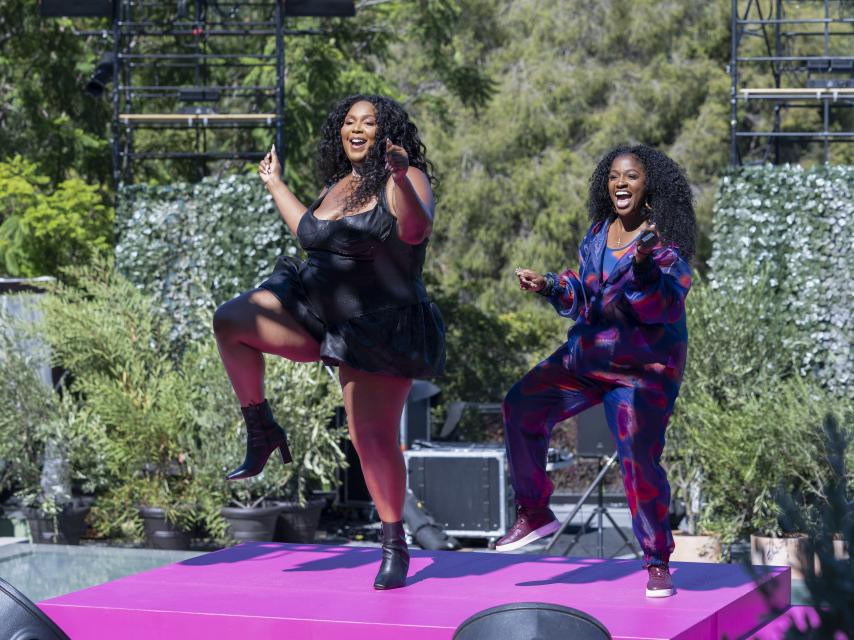 Lizzo junto a una de las participantes en el reality.