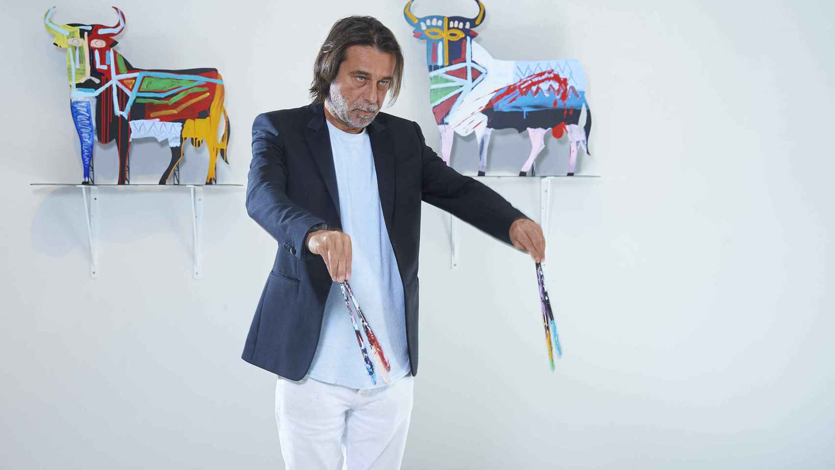 Jordi Mollà sostiene unos pinceles manchados de pintura
