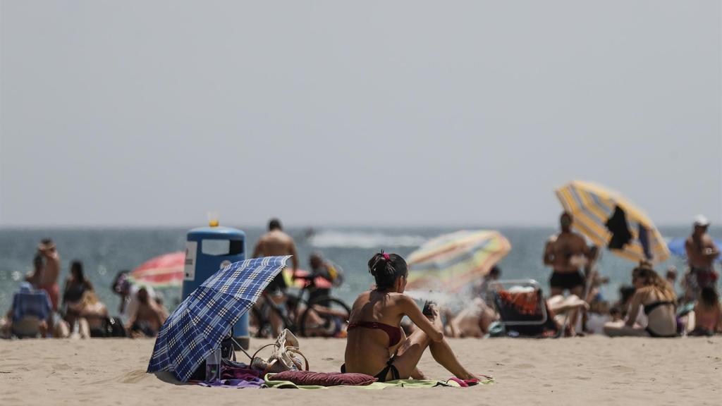 Una pareja pasea por una playa valenciana, el pasado fin de semana.