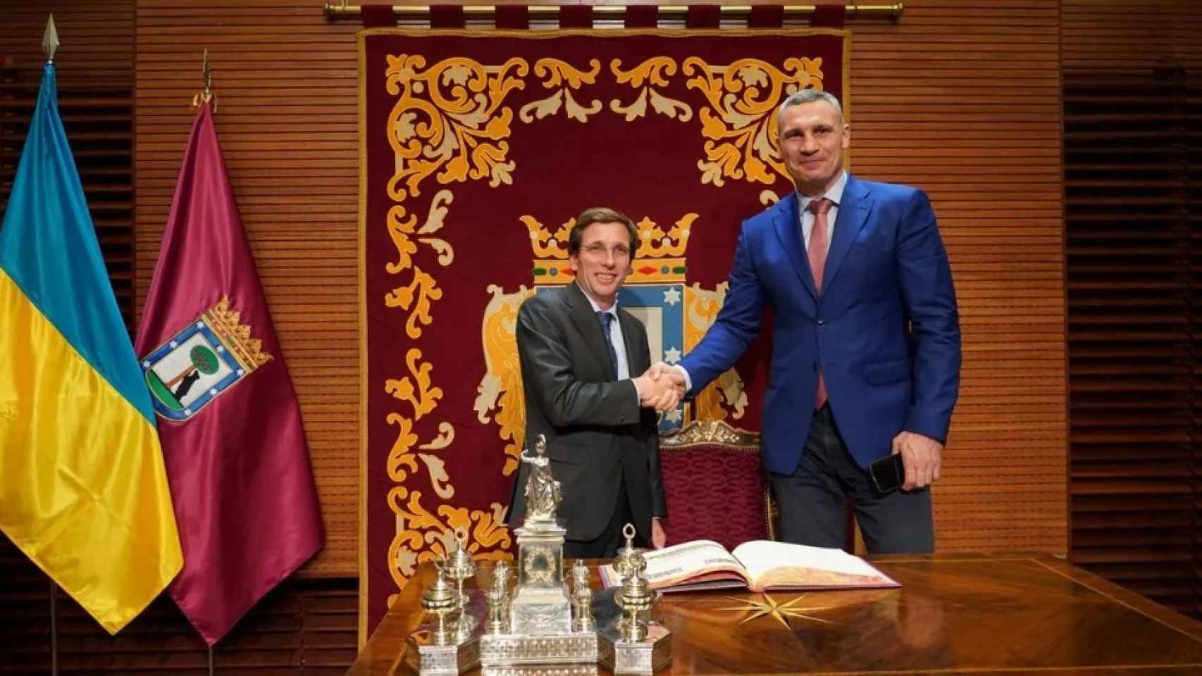 El alcalde de Madrid, José Luis Martínez-Almeida, con su homólogo en Kiev, Vitali Klitschko, en una visita institucional después de hablar con su falso imitador.