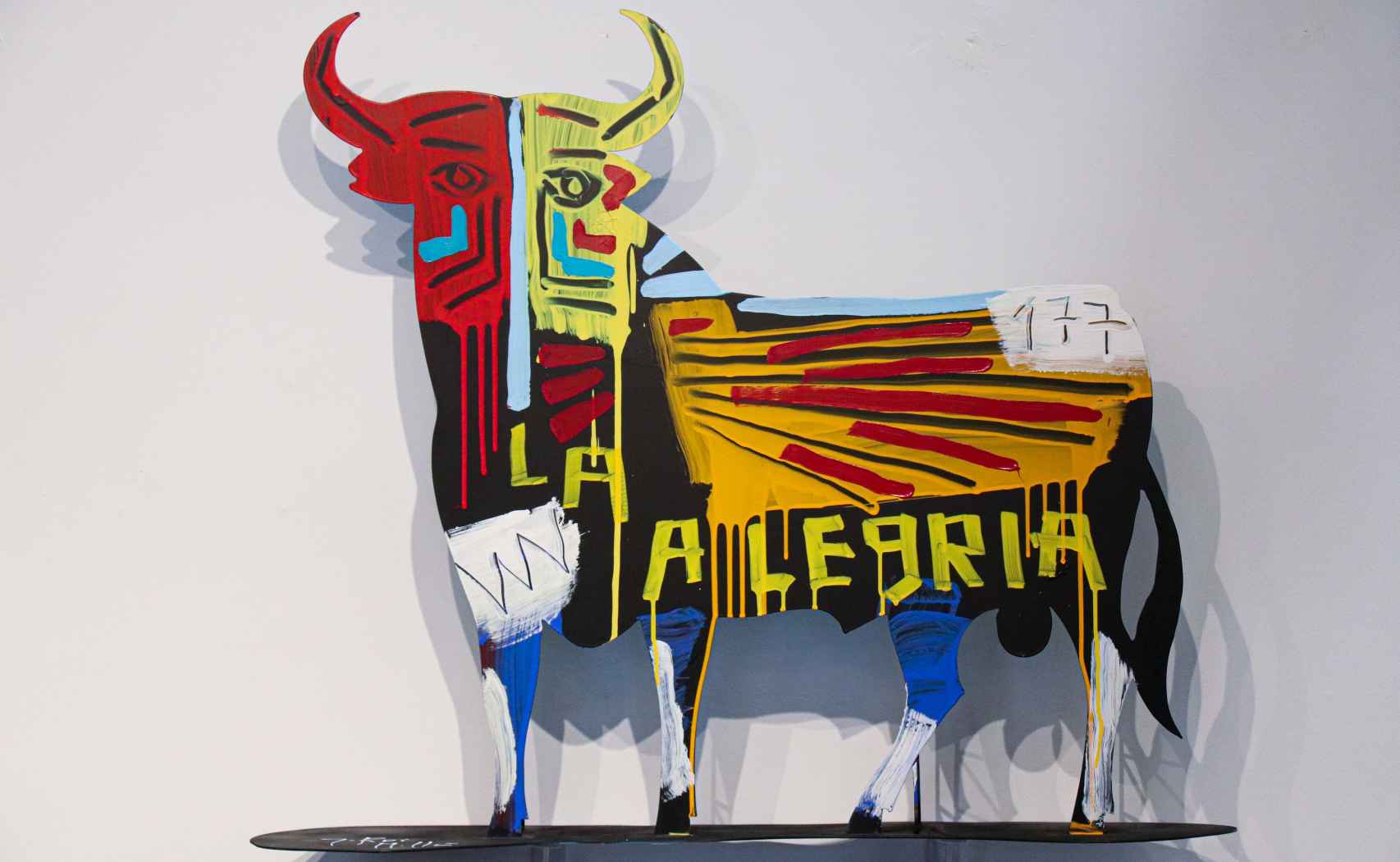 Uno de los 65 toros pintados por Jordi Mollà