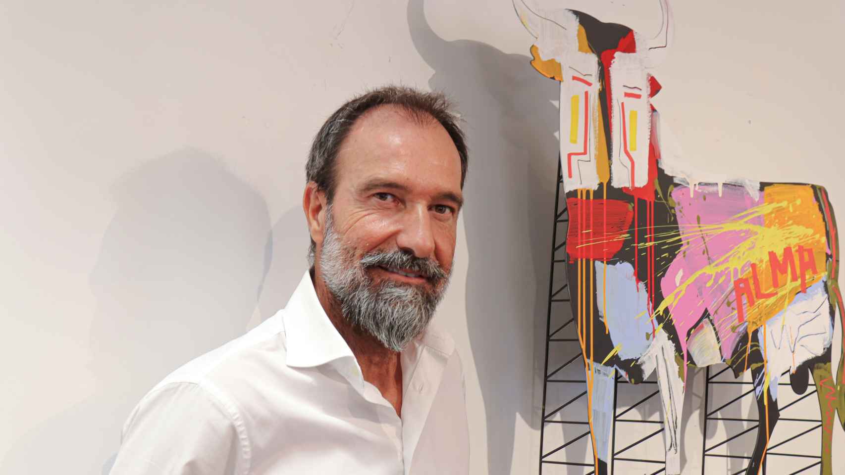 El comisario Eloy Martínez de la Pera frente a una de las creaciones de Jordi Mollà