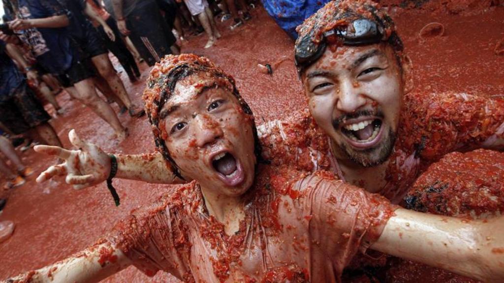 Dos turistas en una Tomatina, en imagen de archivo.