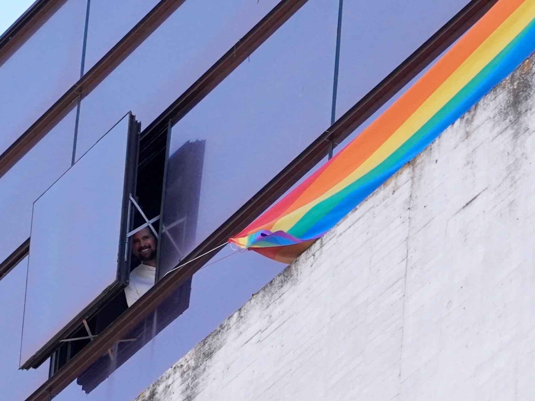 La bandera LGTBI desplegada en los balcones del PSOE en las Cortes, este lunes.